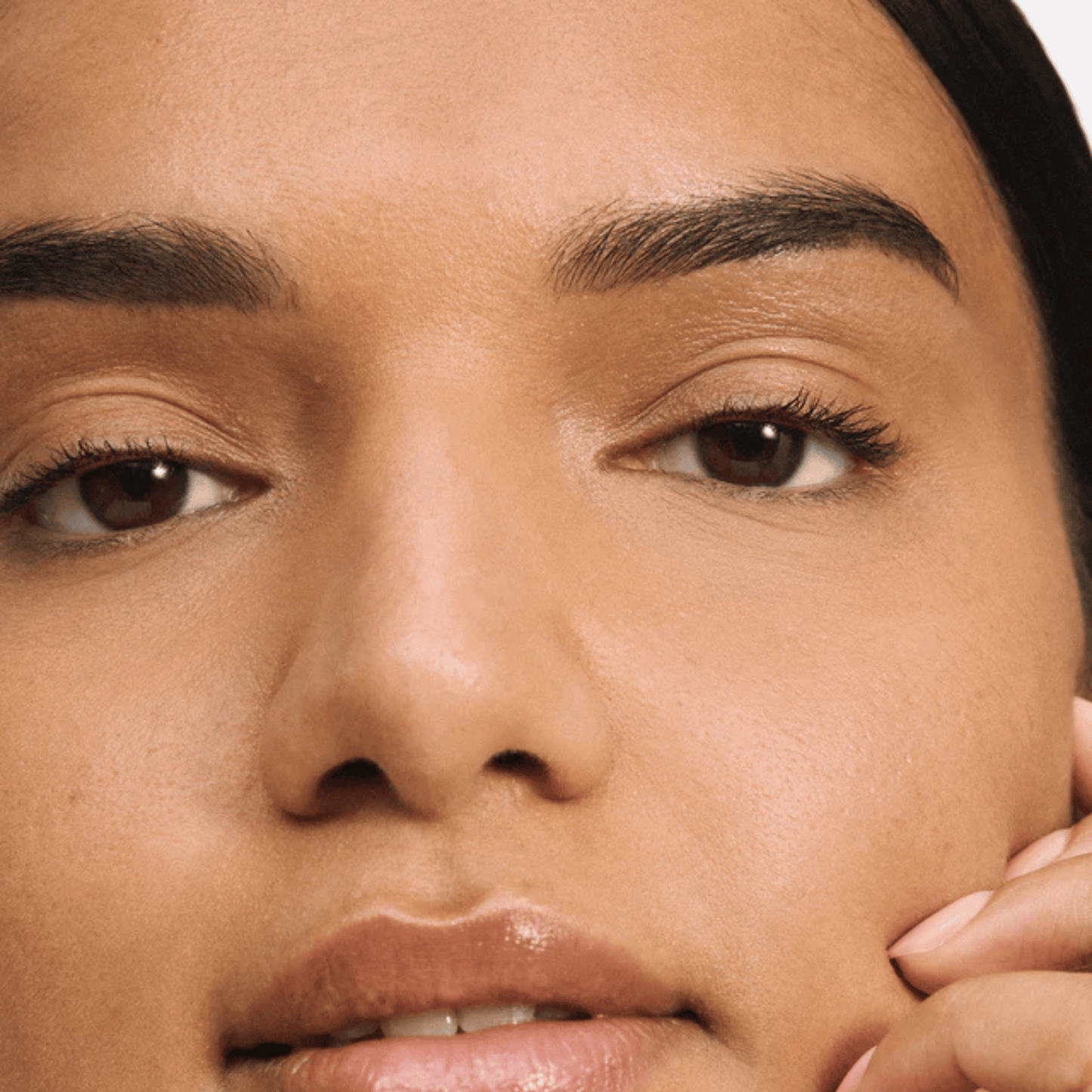 Alternate image of model wearing ILIA 19O Organdy Skin Blur Serum Concealer
