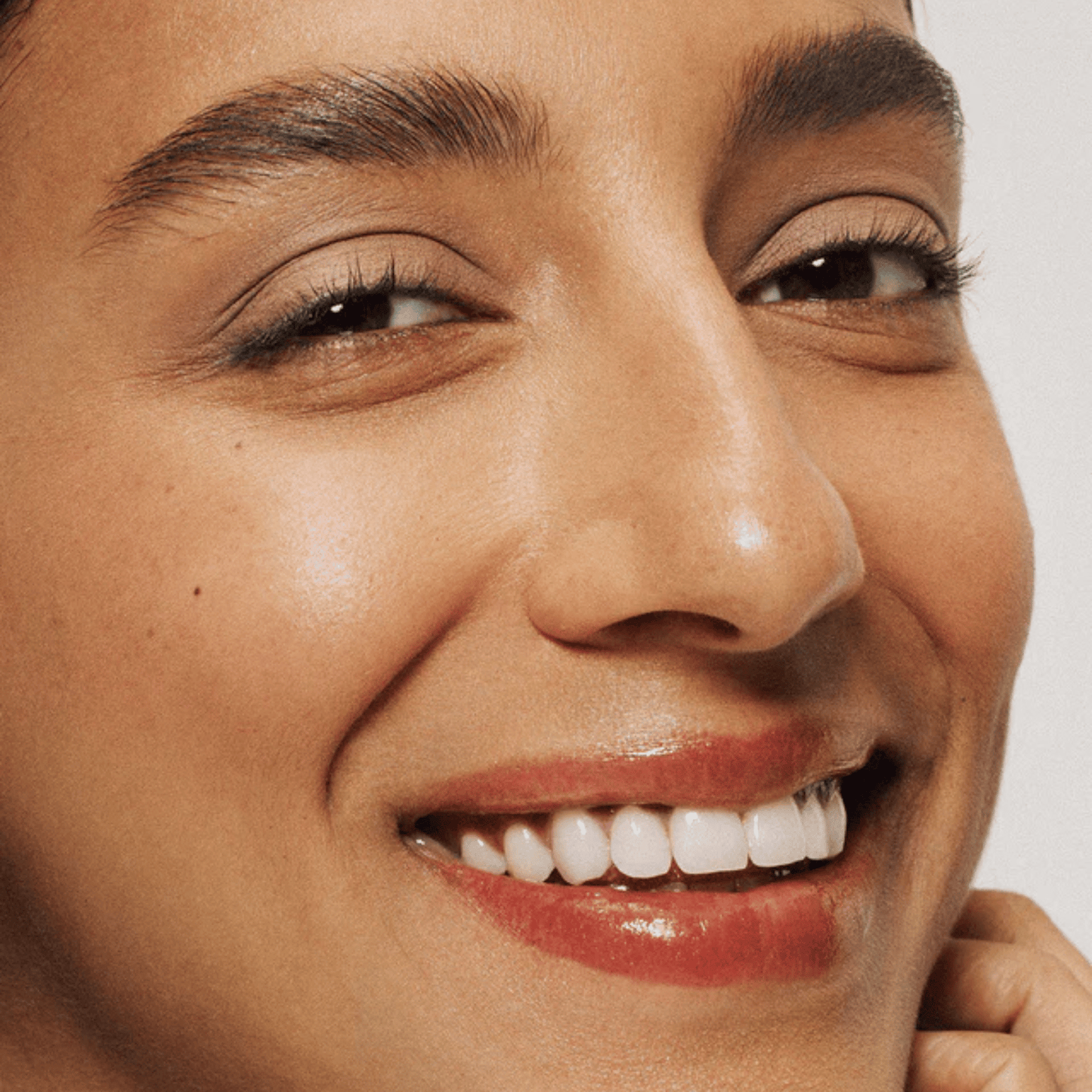 Alternate image of model wearing ILIA Flax Stylus Shadow Stick