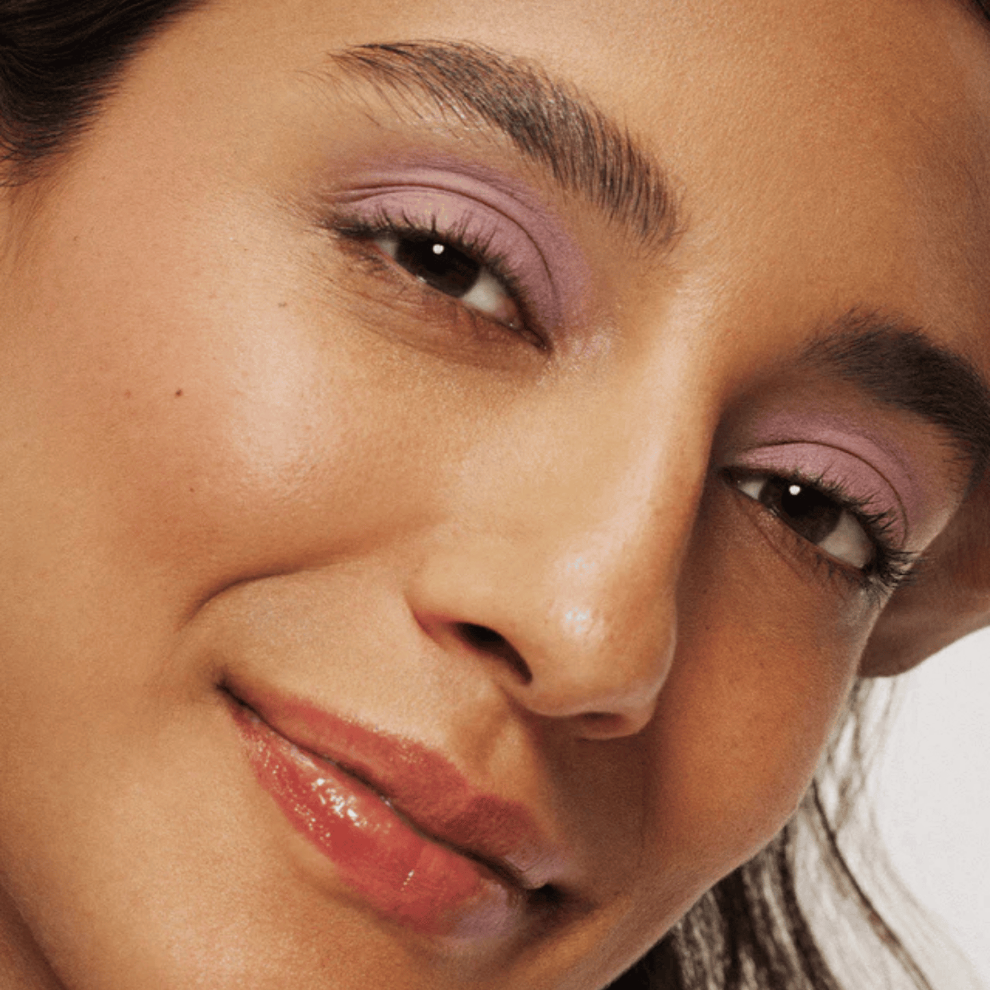 Alternate image of ILIA model wearing Eye Stylus Shadow Stick in Nymph