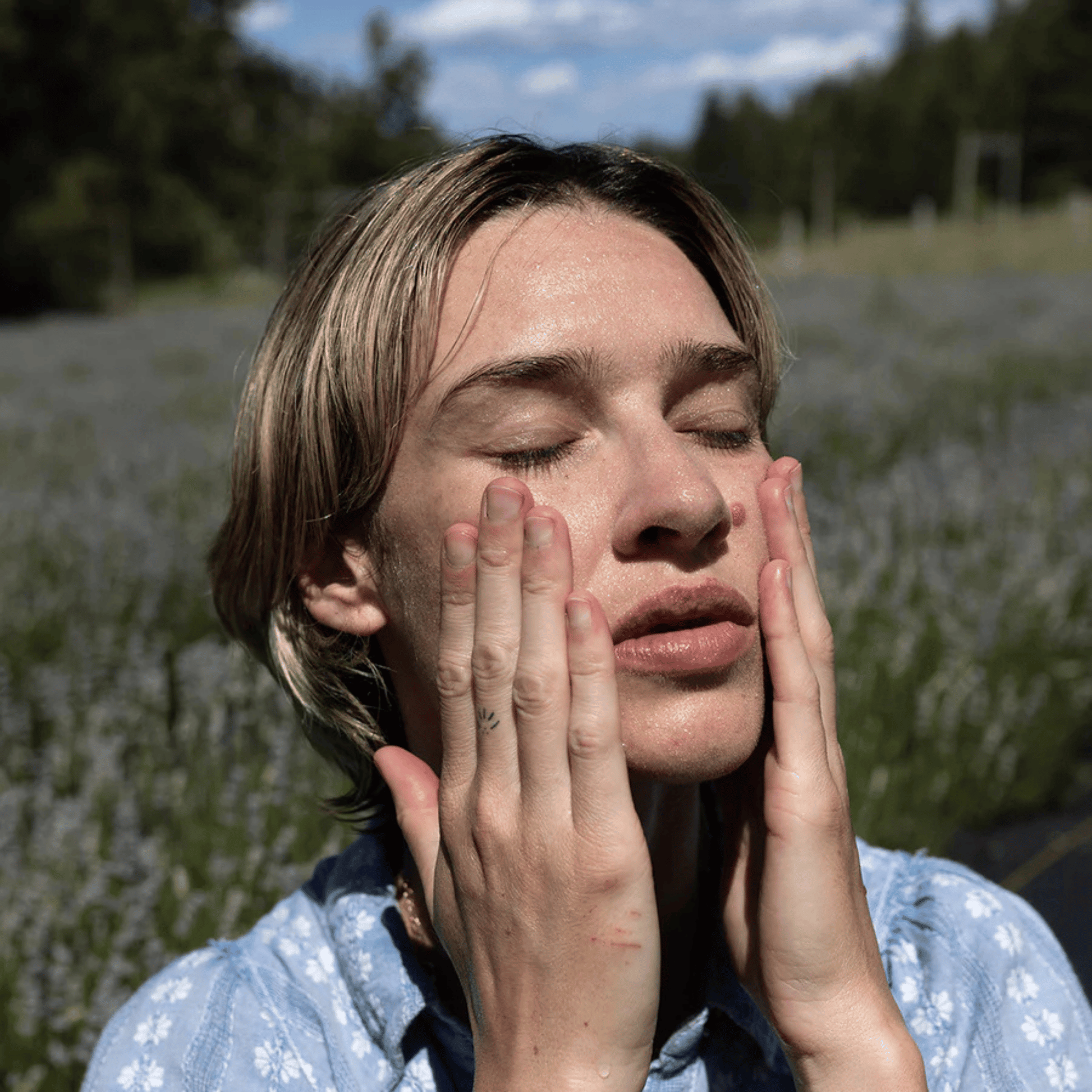 Alternate image of model using evanhealy Blue Cactus Beauty Elixir 