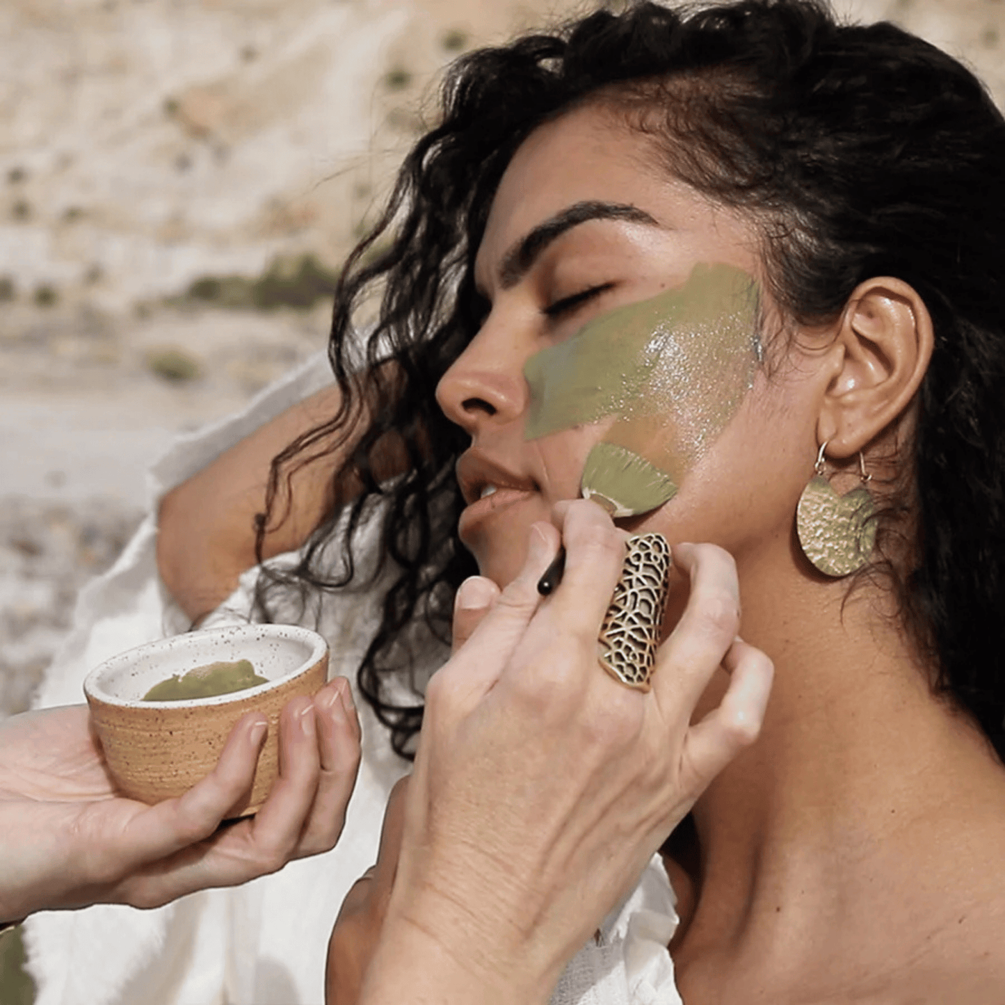 Alternate image of model using evanhealy Green Tea Clay