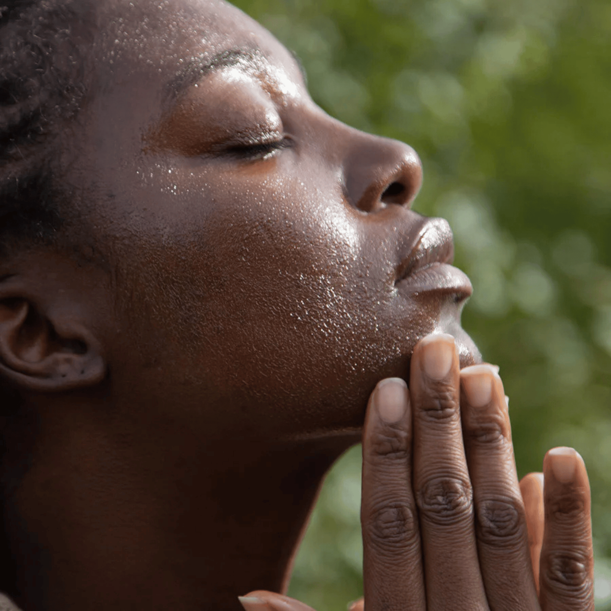 Alternate image of model using evanhealy Lemon Balm & White Sage Cleansing Infusion (1 fl oz)