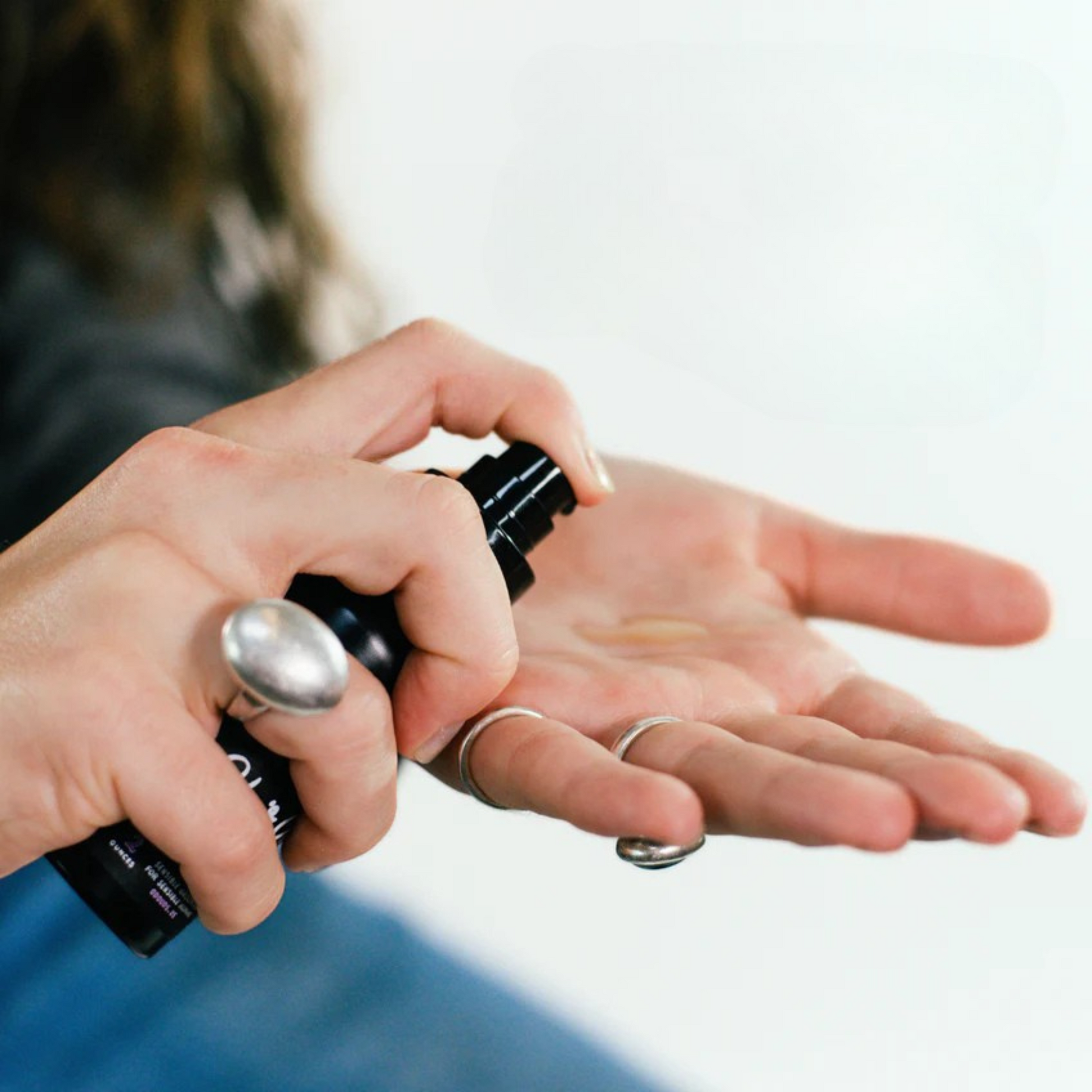 alternate image of odouds balance hair oil